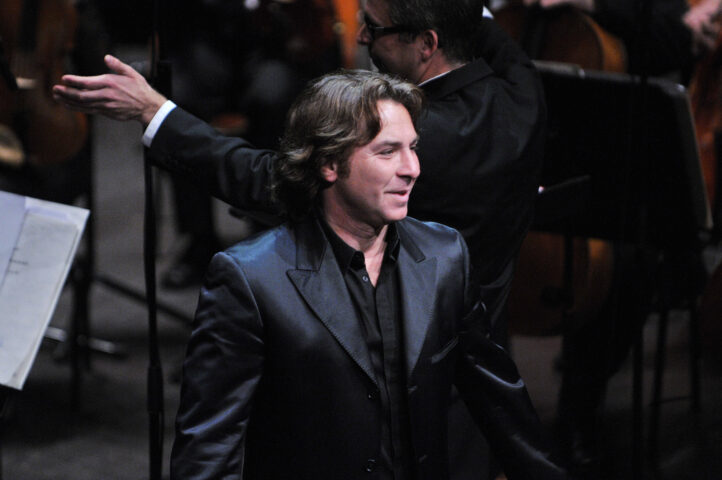 Roberto Alagna llega al Gran Teatre del Liceu este jueves, 30 de octubre, con un concierto formado íntegramente por obras de Puccini. Acompañado por el pianista Jeff Cohen, el tenor vuelve al teatro de las Ramblas tras una ausencia de catorce años, habiendo ofrecido recitales en tres ocasiones anteriormente. 