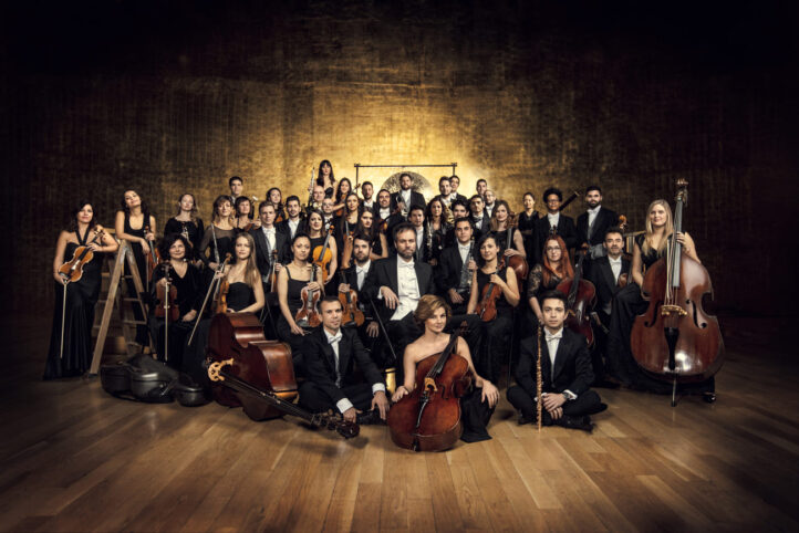 ADDA Simfónica y su titular, Josep Vicent, se embarcan en una gira que llevará a la formación alicantina a Japón, entre el 28 de octubre y el 8 de noviembre. Siete conciertos forman parte de un calendario de actividades que tendrán su punto álgido en dos actuaciones que tendrán lugar en el Suntory Hall de Tokio. Obras de Rodrigo y Falla, junto a otras de Bizet, Ravel y Chopin forman parte del programa que la orquesta lleva a tierras niponas.