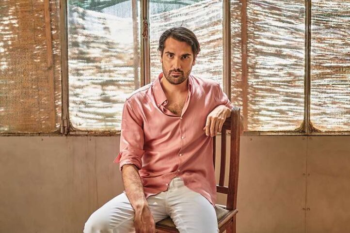 El tenor Jonathan Tetelman y el guitarrista y exjugador de los Yankees, Bernie Williams, se unirán el 13 de enero de 2026 en un concierto excepcional en el Carnegie Hall de Nueva York. La velada, que combinará música clásica, jazz y ritmos latinos, celebrará la unión entre arte y deporte con la participación de destacadas figuras del mundo cultural y deportivo.