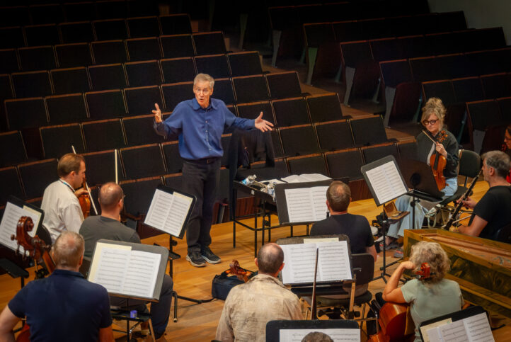 Robert King se pone al frente de la Orquesta Ciudad de Granada para abordar el segundo concierto del ciclo Espacio Barroco que organiza la formación andaluza. El director inglés vuelve a la ciudad de la Alhambra con un repertorio formado por obras de Haendel, Purcell, Boyce y Bach, en el que intervendrá como solista el oboe de la OCG Eduardo Martínez. 