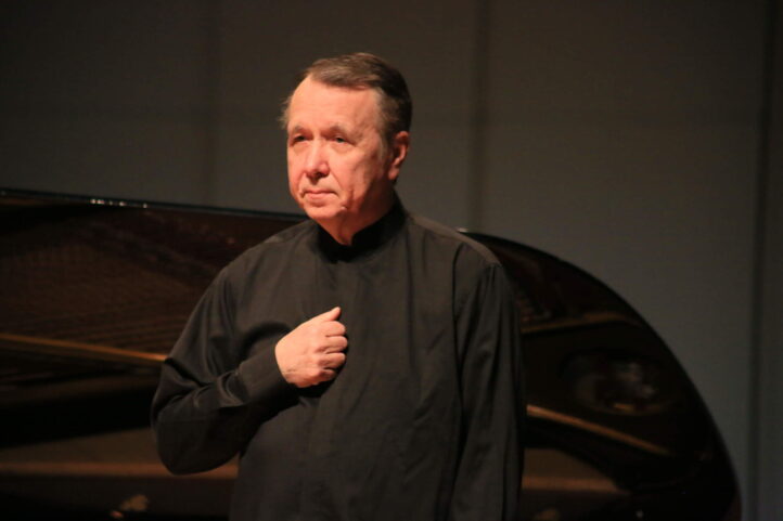 Mikhail Pletnev, una de las figuras más admiradas del panorama pianístico internacional, vuelve a los escenarios madrileños el próximo 4 de noviembre de 2025 como parte del prestigioso Ciclo Grandes Intérpretes de Scherzo. El concierto, que tendrá lugar en el Auditorio Nacional de Música, promete ser una de las veladas más esperadas de la temporada, marcada por el regreso de un artista de sensibilidad única y rigor absoluto.