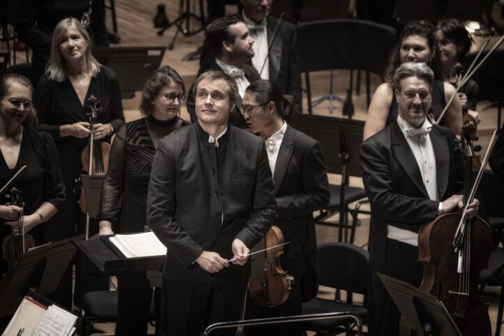 Final feliz para un mal comienzo TEMPORADA 2025-2026 del Palau de la Música. Royal Philharmonic Orchestra. Director: Vasili Petrenko. Programa: Obras de Saariaho, Grieg y Sibelius. Lugar: Palau de la Música. Entrada: Alrededor de 1.781 espectadores (lleno). Fecha: domingo, 26 octubre 2025