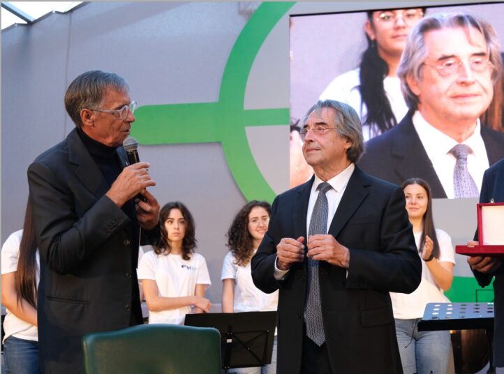 Riccardo Muti ha sido galardonado con el Premio Cavour 2025, en reconocimiento de su trayectoria musical y sus valores de identidad, unidad y compromiso cívico y social. En el marco de esta concesión, el maestro italiano ha hecho unas delcaraciones al diario La Stampa, en el que pugna por las nuevas políticas culturales y los valores que la música imprimen en la juventud.