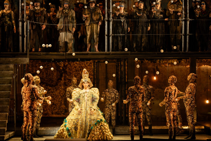 Barcelona. 19/10/2025. Gran Teatre del Liceu. Akhnaten. Philip Glass. Anthony Roth Costanzo (Akhnaten), Rihab Chaleb (Nefertiti), Katerina Estrada Tretyakova (Reina Tye), Joan Martín-Royo (General Horembab), Toni Marsol (Aye), José Manuel Montero (Gran sacerdote de Amón), Zachary James (Amenhotep/Escriba), Alba Valdivieso (Bekataten), Carmen Buendía (Meretaten), Mar Esteve (Maketaten), Carol García (Akhesenpaaten), Marina Pinchuk (Neferneferuaten), Anna Tobella (Sotonpenre). Cor i Orquestra del Gran Teatre del Liceu. Phelim McDermott, dirección de escena. Karen Kamensek, dirección musical.