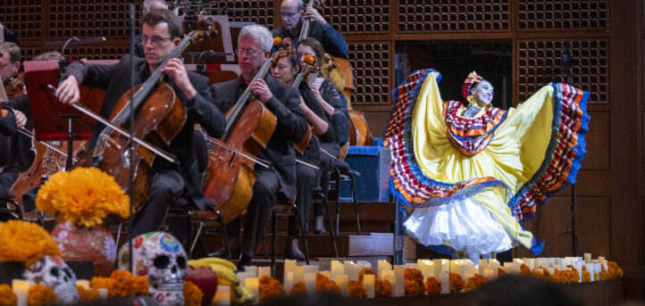 Concierto del Día de los Muertos en San Francisco San Francisco Symphony, orquesta, con Santiago Cañón-Valencia al violonchelo en extractos de Espejos en la arena, de Arturo Márquez. Diversos autores (ver en la reseña). Lina González-Granados, directora musical. Martha Rodríguez Salazar, comisaria de la representación. Davies Symphony Hall, San Francisco, 1 de noviembre 2025.