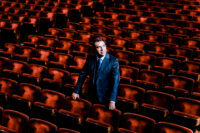 El director italiano Daniele Gatti, uno de los grandes nombres del circuito, y considerado el gran intérprete de Brahms de su generación, desembarca en la Comunidad Valenciana para ponerse al frente de la Orquestra de la Comunitat Valenciana para abordar la integral sinfónica del mencionado compositor. València (18 y 20) y Castelló de La Plana (19 y 21) acogen este mes de noviembre sendos ciclos de uno de los eventos musicales año.