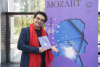 El Festival Mozart Week 2026, que se celebrará en Salzburgo del 22 de enero al 1 de febrero, conmemora simultáneamente dos hitos: el 270º aniversario del nacimiento del compositor austriaco y el 70º aniversario del propio festival, convertido desde 1956 en el mayor referente internacional dedicado al compositor. Bajo el lema Mozart: lux æterna, la edición de 2026 ofrecerá una programación amplia y diversa que combina ópera, conciertos sinfónicos, música de cámara, estrenos mundiales, actividades interactivas y propuestas escénicas innovadoras. 